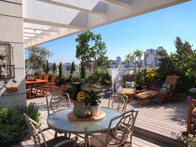 terraza-ciudad-plantas-sofa-opari-denda